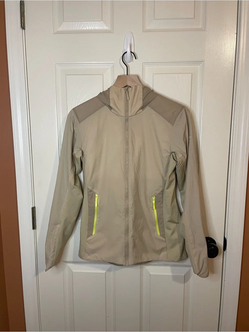 Arc’Teryx Atom Lightweight Hoodie in Beige with Neon Yellow Pockets Size Small